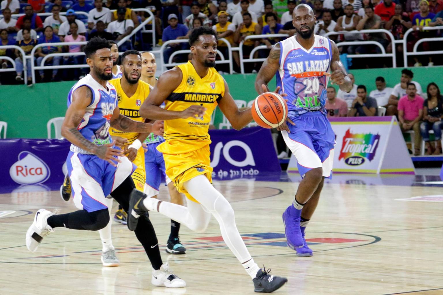 San Lázaro takes the lead in the district basketball tournament
