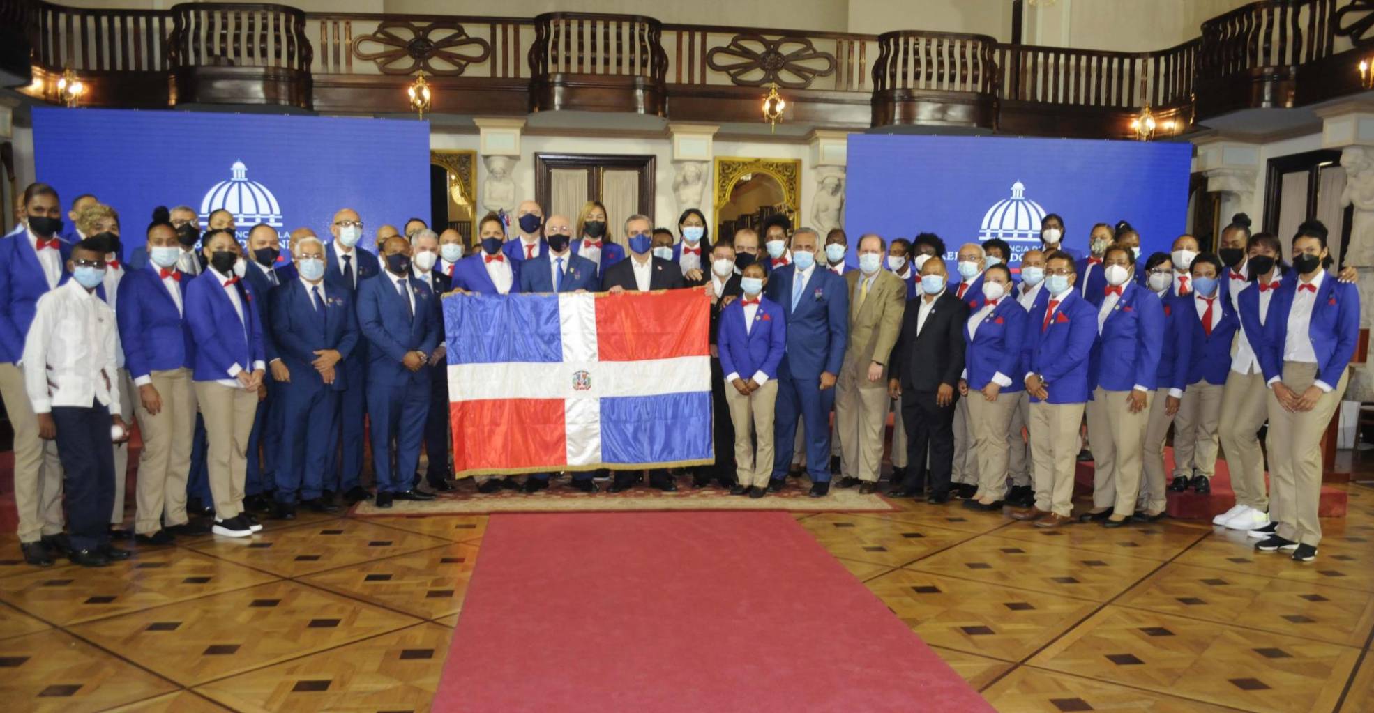 Abinader delivers flag to Olympic delegation; emphasizes sports as a priority in his government