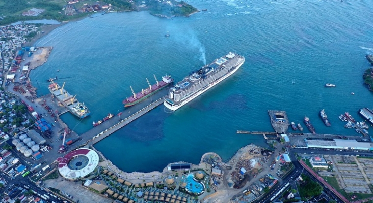 Cruiser in Taino Bay